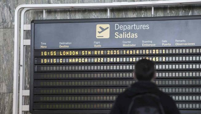 Panel de vuelos en el Aeropuerto de Zaragoza.