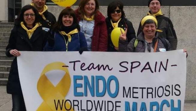 Foto de archivo de un grupo de sociales de la asociación en el Día Mundial de la Endometriosis.