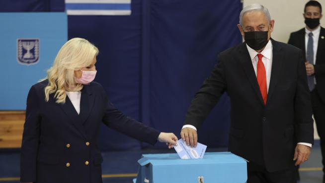 Elecciones en Israel: el primer ministro Benjamin y su mujer Sara votan