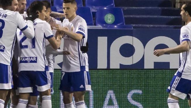Los jugadores del Real Zaragoza celebran el 1-0 marcado por Peybernes en el minuto 6 y que acabó siendo decisivo para la victoria.
