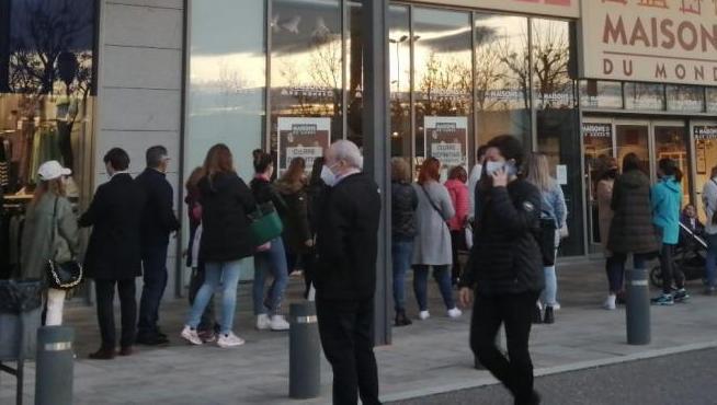 Una larga fila a las puertas de la tienda ante los descuentos por liquidación, el pasado 12 de febrero.