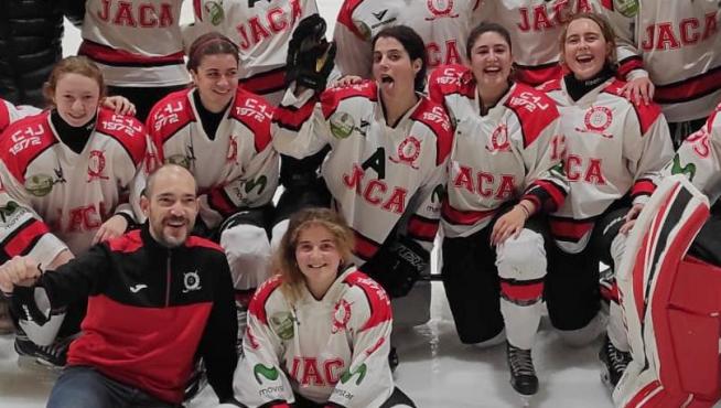 El equipo femenino, del CH Jaca, en Puigcerdá.
