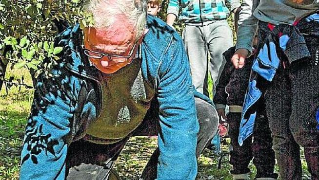 Un apasionado de la trufa enseña a los huéspedes de Casa ‘El Francés’ a buscar el hongo en una plantación y después a la mesa.