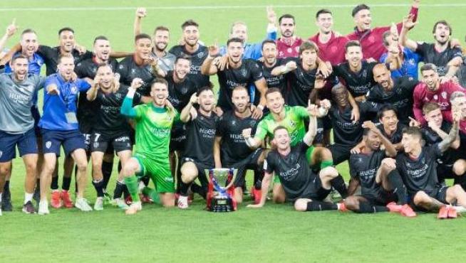 La SD Huesca celebra el título de liga de Segunda División.