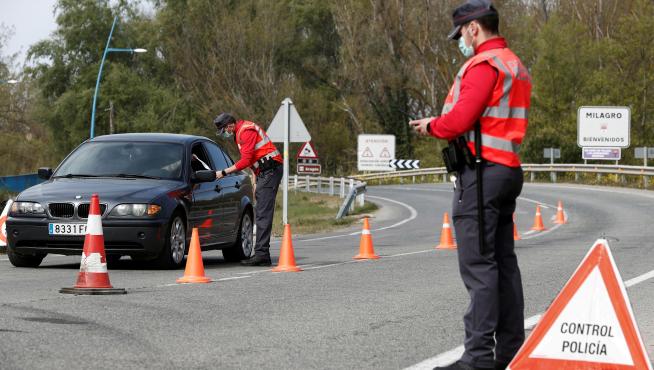 La Policía Local controla los accesos a Milagro, localidad navarra que tiene un cierre perimetral desde la semana pasada por el aumento de casos.