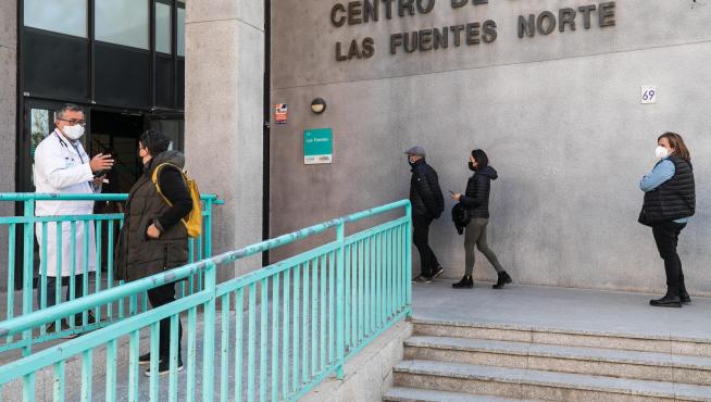 Varias personas esperaban este martes a la entrada del centro de salud Las Fuentes Norte de Zaragoza a ser vacunados con Astrazeneca