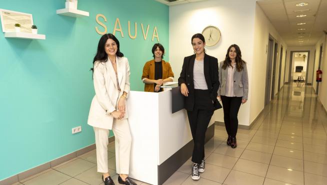 De izquierda a derecha, María Celina Pérez (nutricionista), Marta Vega (fisioterapeuta), Patricia Lorente (fisioterapeuta y enfermera) y Nuria Blasco (psicóloga), en el centro sociosanitario que abrieron el pasado 8 de marzo en distrito Universidad.