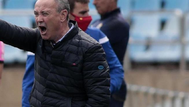 Juan Ignacio Martínez 'Jim, el entrenador del Real Zaragoza, grita órdenes a sus jugadores durante el partido del domingo pasado ante el Almería.