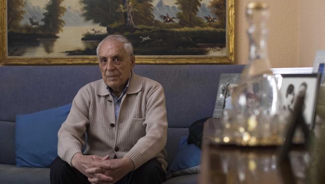 José Solanas en su casa de Zaragoza.