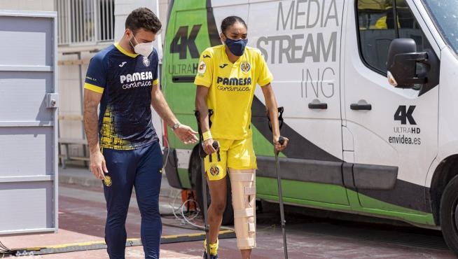 Paralluelo abandona con las muletas el partido del sábado.