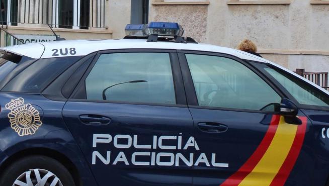 Un coche de Policía junto al hospital Bola Azul de Almería.
