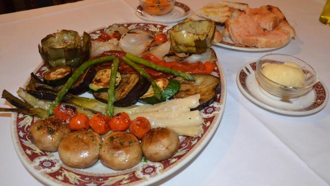 La parrillada de Tío Jorge incluye productos de temporada como alcachofas y calçots.
