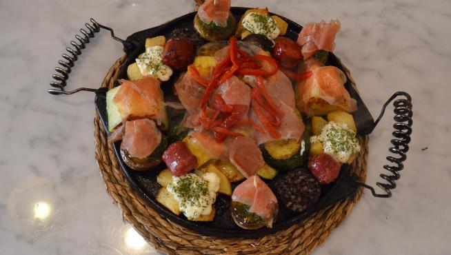 La plancha de El Escondite incorpora embutidos y fruta.