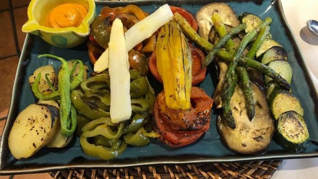 El horno ´josper` aporta unos matices muy especiales a la parrillada de La Garnacha.