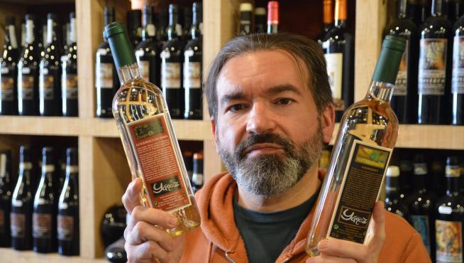 Ciriaco Yáñez, con el verdejo que elabora en una finca de Logroño.