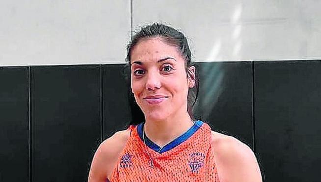 Cristina Ouviña, sonriente en las instalaciones del Valencia Basket.