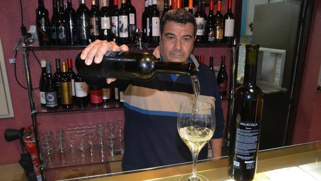 Manuel Bona, sirviendo el verdejo de Valdecella en el bar El Fútbol.