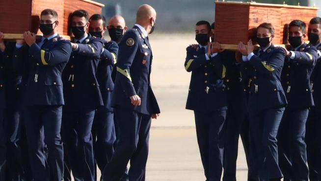 Varios militares portan a hombros los féretros de los periodistas y del cooperante irlandés