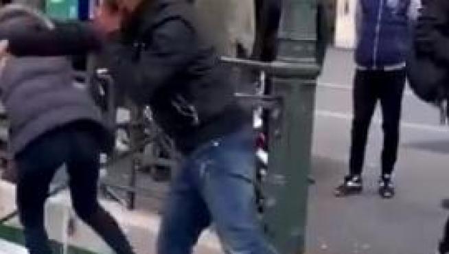 Francia expulsa a un español por tirar a una mujer por las escaleras del  metro