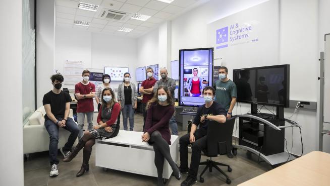 Equipo de Inteligencia Artificial y Sistemas Cognitivos de Itainnova, junto a la asistente virtual Pilar. Guillermo Mestre
