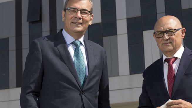 José Luis Celorrio y Ernesto López, ante la nueva sede de Chemik en Plaza.