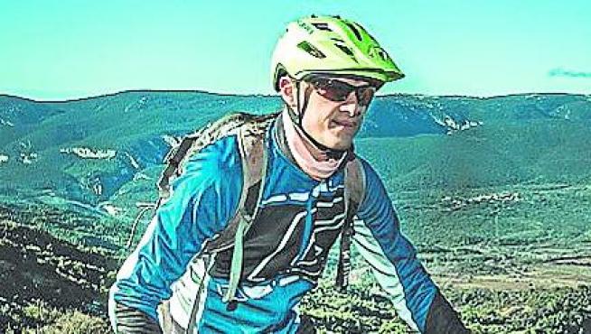 Nacho Orús, con una bicicleta de montaña eléctrica disfruta de una de las sendas del entorno adaptada para esta práctica.