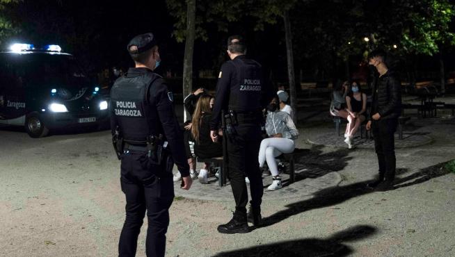 Dispositivo policial durante la primera noche sin estado de alarma en Zaragoza.