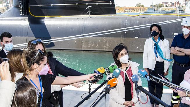 Margarita Robles atiende a los medios en su visita al submarino