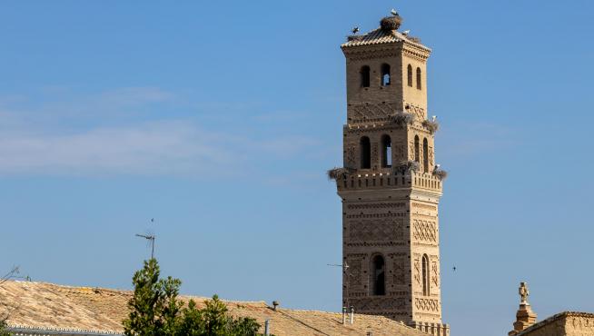 Estado actual de la torre de la iglesia de Peñaflor, donde se ubican nueve nidos de cigüeñas.