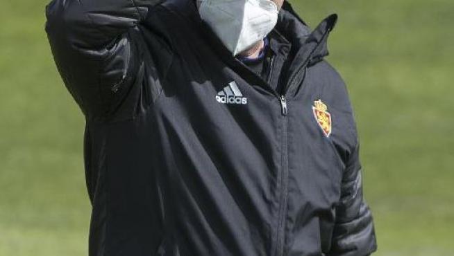 Juan Ignacio Martínez se protege del sol en el entrenamiento del equipo.