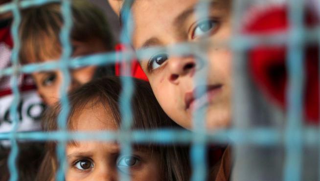 Niños palestinos se refugian de los bombardeos en una escuela de la ONU.