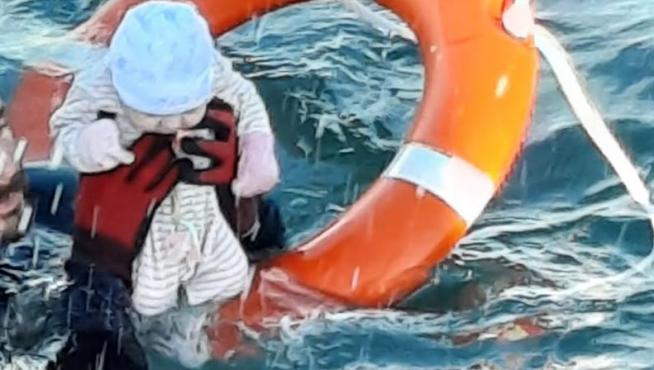 Un submarinista de la Guardia Civil rescata a un bebé en el mar de Ceuta.