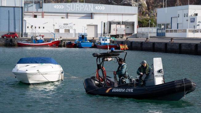 Agentes de la Guardia Civil remolcan la embarcación del padre de Anna y Olivia, las niñas desaparecidas en Tenerife.