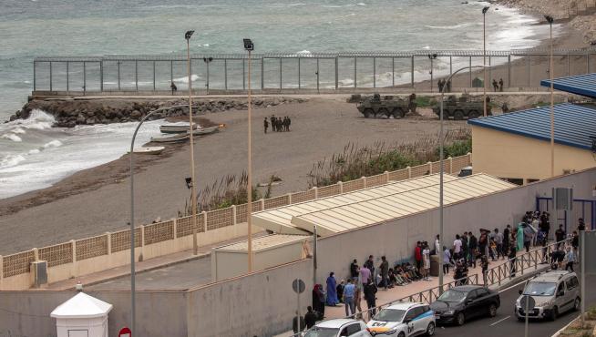 Varios migrantes esperan para pasar la frontera entre Ceuta y Marruecos voluntariamente