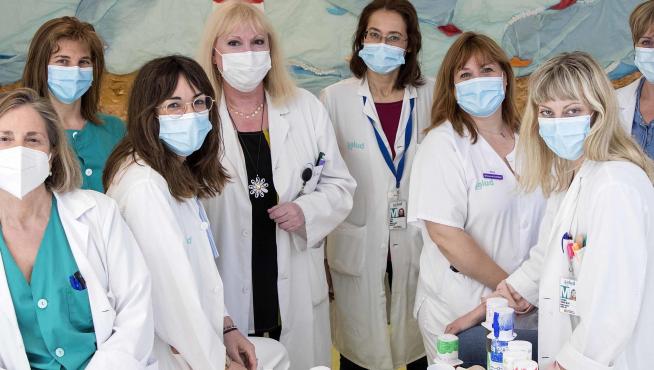 La doctora Pérez Echeverría (quinta por la izquierda), con su equipo de la Unidad de Psicosomática y Psiquiatría de Enlace del hospital Miguel Servet.