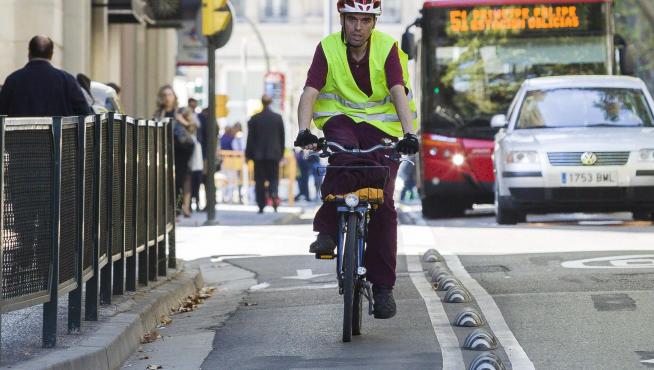 Un ciclista circula con casco por el paseo de la Constitución de Zaragoza.