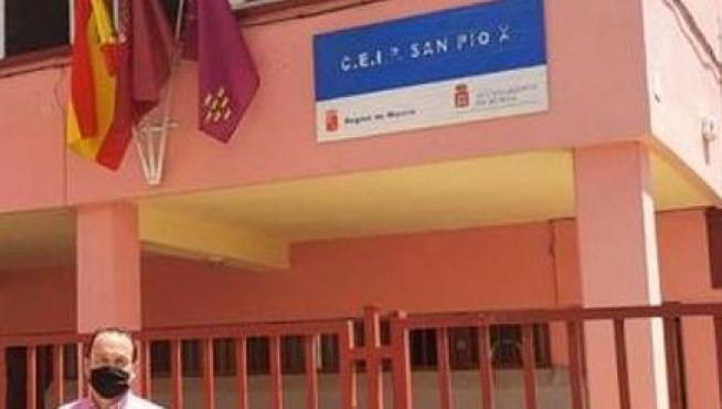 El concejal de Vox en Murcia, José Palma, durante una visita este miércoles al colegio San Pio X.
