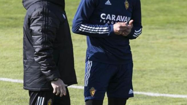 Zapater, con Juan Ignacio Martínez, en un entrenamiento.