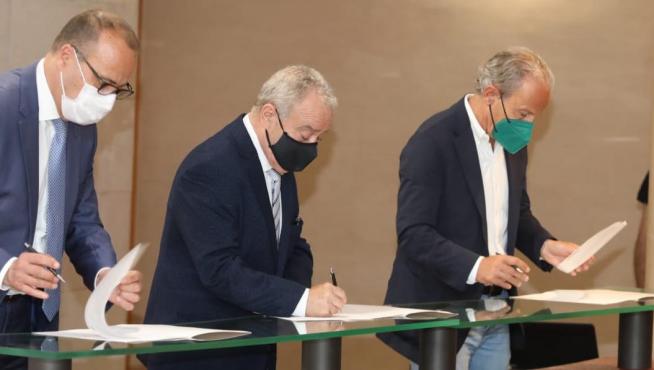 Luis Faci, Miguel Gracia y Petón, durante la firma del protocolo de la Base Aragonesa de Fútbol.