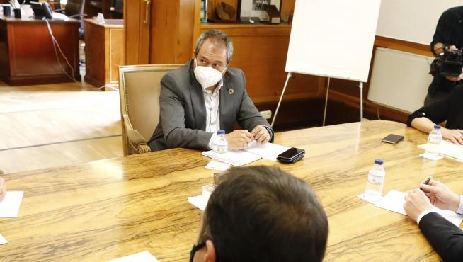 La consejera de Economía, Marta Gastón, y el director de Economía, Luis Lanaspa, con representantes de la empresa Metalogenia.