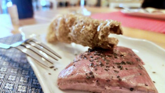 La tapa de torrezno de esturión del restaurante El Rincón de Sas.