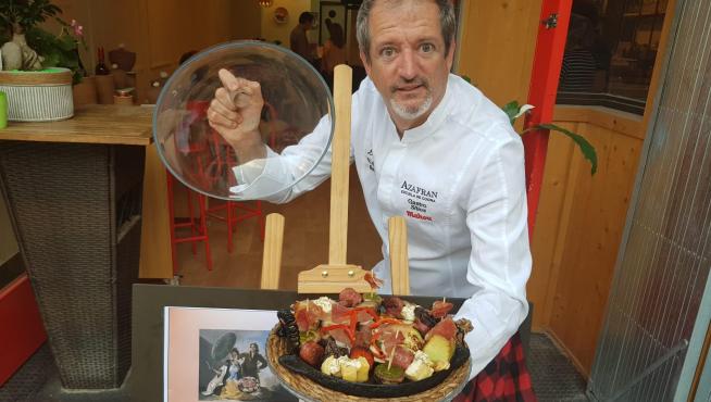 Luis Vicente, de El Escondite, muestra el plato que ofrece en la ruta.