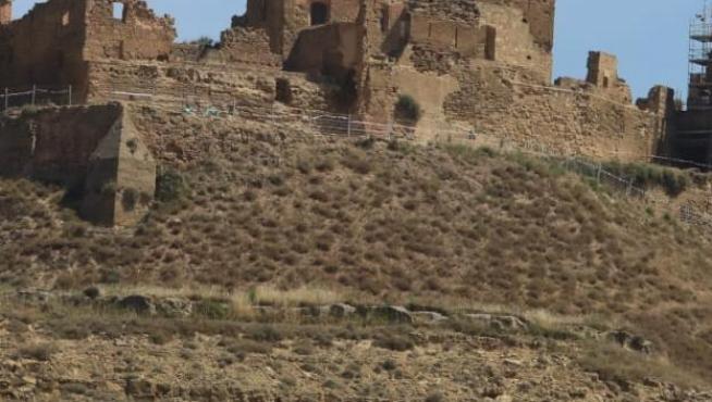 Una parte del castillo de Montearagón aparece cubierta de andamios.