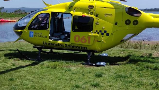 El helicóptero del 061 en la zona del embalse de la Fervenza, en Mazaricos.