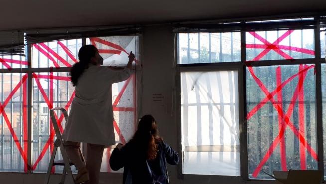 Estado en que quedaron las ventanas de la Asociación de Vecinos de La Paz, a causa del fuego.
