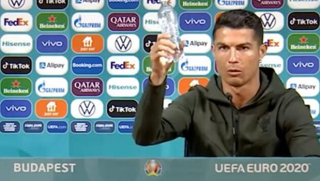 Cristiano Ronaldo recomienda agua en la rueda de prensa