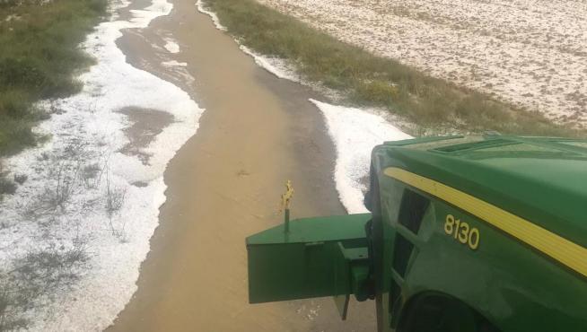 Granizo caído esta tarde en la localidad turolense de Oliete.