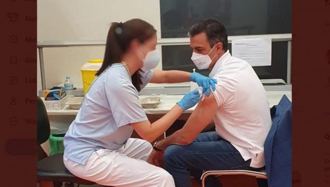 Pedro Sánchez recibe la primera dosis de la vacuna, este viernes, 18 de junio