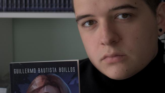 Guillermo Bautista, de 21 años, muestra un ejemplar de su libro.