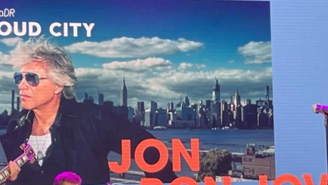 El cantante estadounidense Jon Bon Jovi ha ofrecido este martes un concierto en acústico en el Mobile